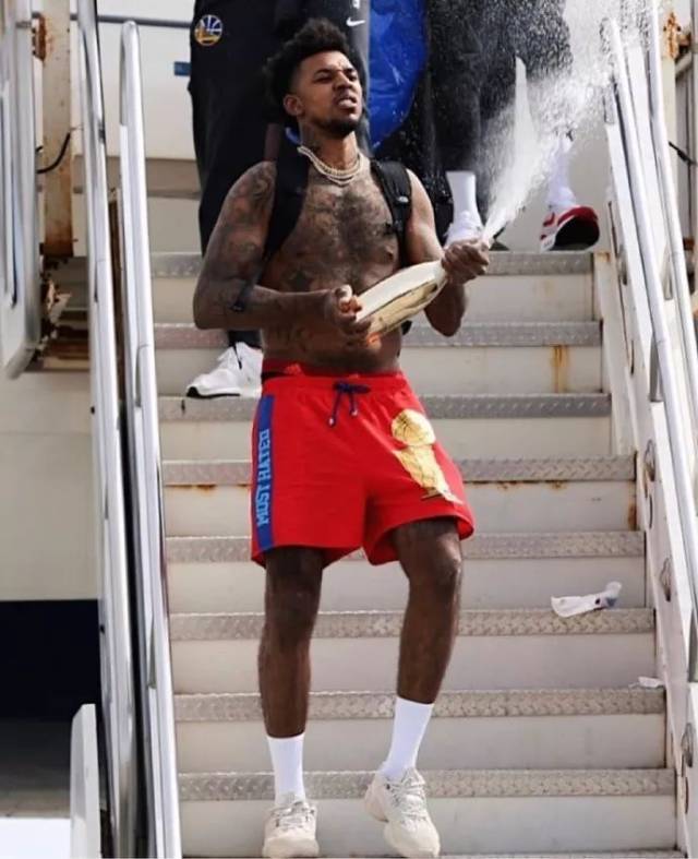 皇马齐达内战术得手轻取塞维利亚（齐达内战术奏效 皇马轻松击败塞维利亚）