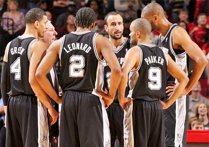 埃里克：估计我的鼻子断了；裁判本可以让我们发完最后的角球（埃里克：我可能鼻骨骨折，裁判原本该让我们主罚完最后一个角球）