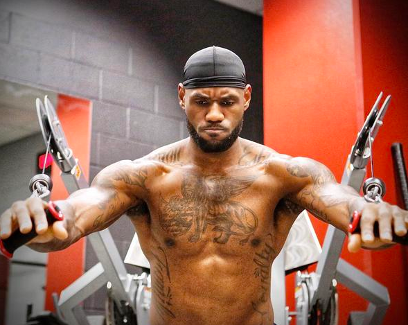 基米希被法比安鲁伊斯爆头，裁判未做表示，VAR未介入（法比安鲁伊斯击中基米希头部，裁判未示意，VAR未介入）