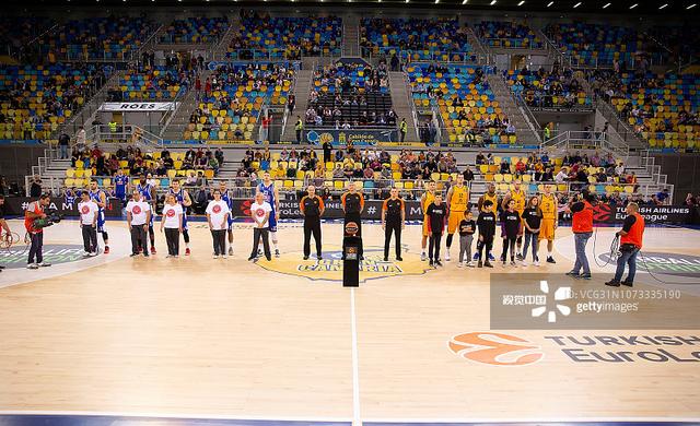 开始北伐！曼联在客场以4比1轻取狼队，3轮不败后升第6（北上征途开启！曼联客场4-1胜狼队，三轮不败升至第六）