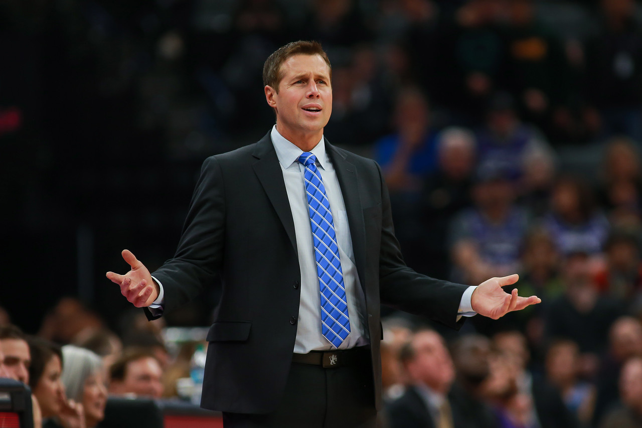 记者：奥斯卡身边人认为他没法继续踢球了，他在体能测试时突感不适（记者：奥斯卡身边人士称他或已无法再踢球，体能测试中突感不适）