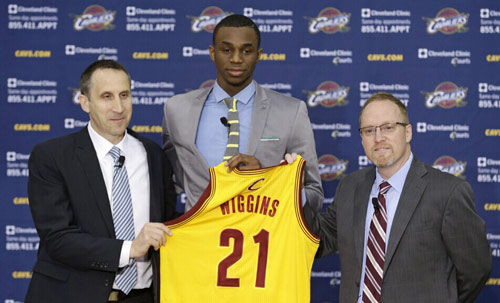 8万人前，21岁克星羞辱皇马：将球带进球门！ 阿隆索已难逃下课？（8万观众见证，21岁新星盘带破门成皇马克星！阿隆索帅位告急？）